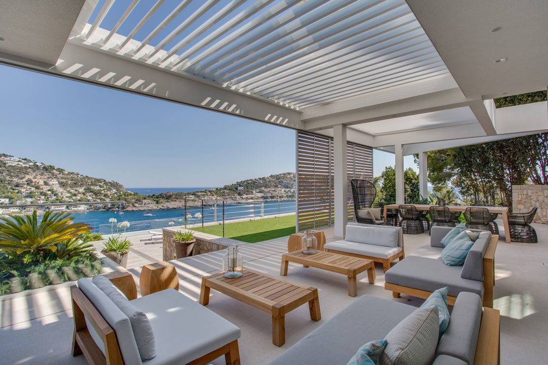 Pérgolas bioclimáticas en terraza sobre Puerto Andratx