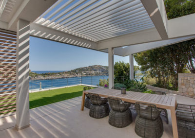 Pérgolas bioclimáticas en terraza sobre Puerto Andratx