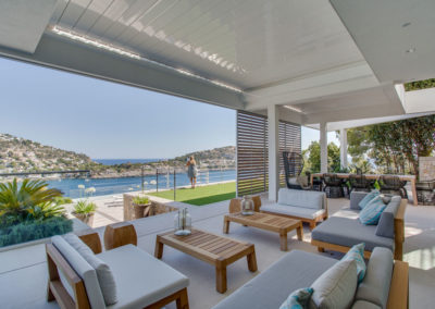 Pérgolas bioclimáticas en terraza sobre Puerto Andratx