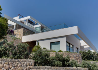 Pérgolas bioclimáticas en terraza sobre Puerto Andratx