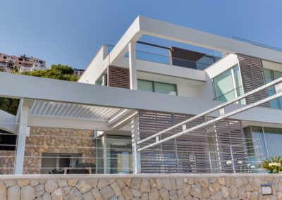 Pérgolas bioclimáticas en terraza sobre Puerto Andratx