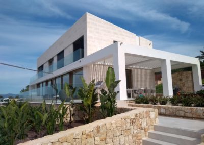 Soluciones de protección solar para vivienda unifamiliar en Puntiró