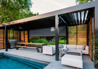 pergola bioclimatica renson con celosias de madera
