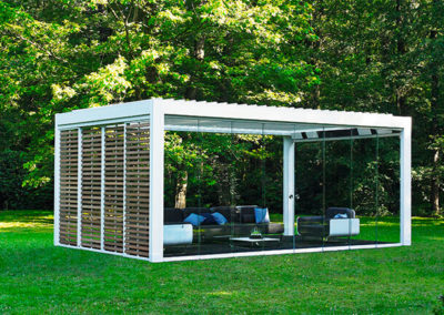 pergola de lamas con cierres laterales