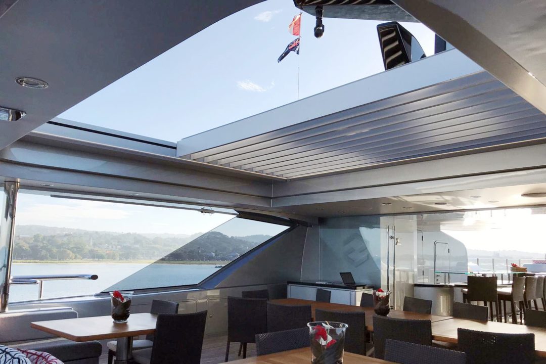 Pérgola bioclimática retráctil en el megayate Slipstream