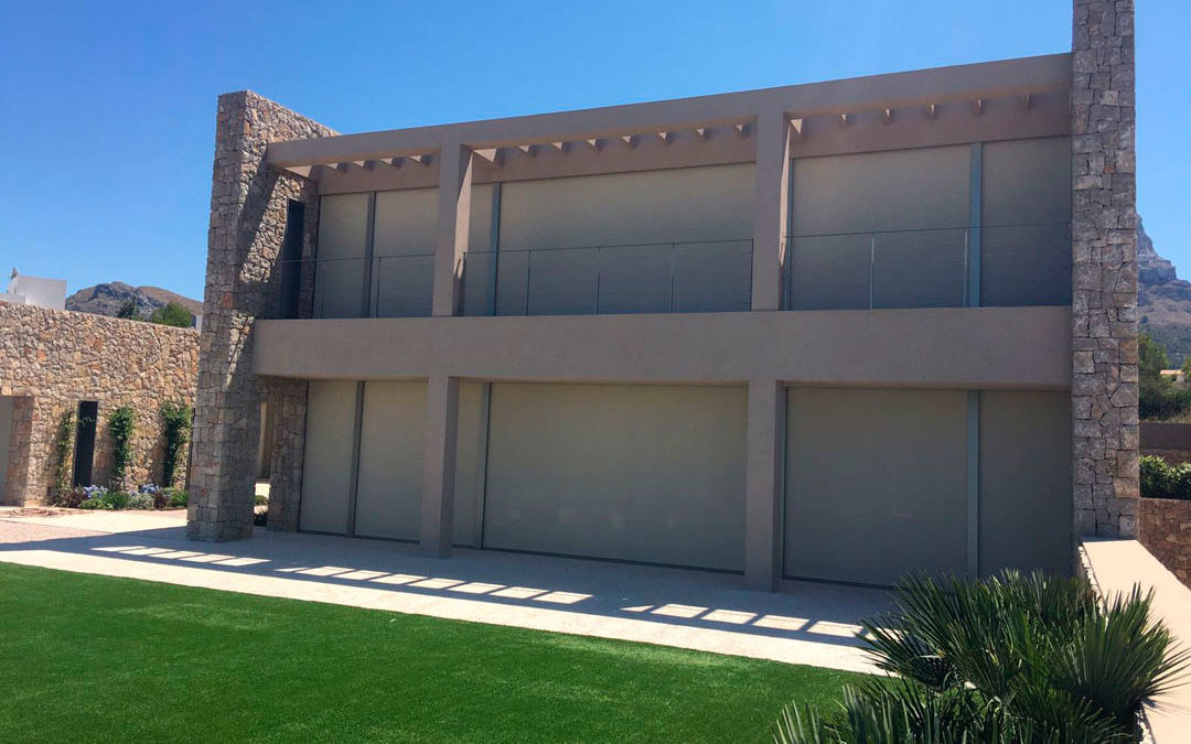 Cortinas exteriores y vela enrollable en Colonia de Sant Pere