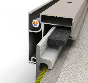 detalle sistema de cremallera ZIP que sujeta el screen a la guía