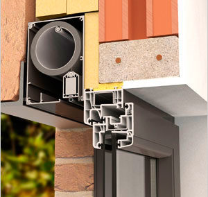 Cortina exterior screen con cajón empotrado en fachada