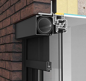 Cortina exterior con cajón y guías vistos en hueco de fachada