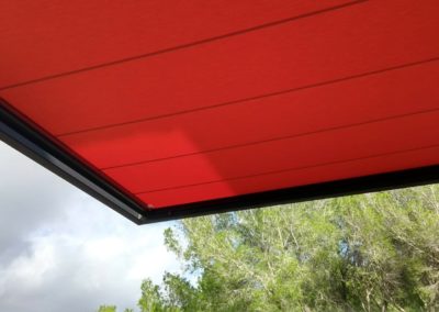 Toldo veranda integrado en voladizo en Son Vida