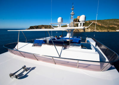 Toldo cofre con brazos plegables en yate My Alcor